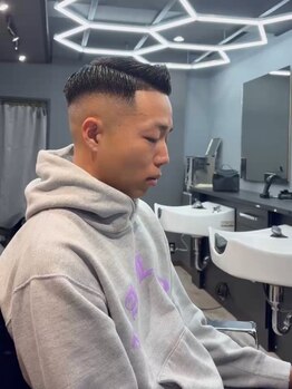 ビジネスシーンで信頼感を与える清潔感あるスタイルをご提案。再現性の高いカットで、朝のセットもキマる。