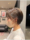 ベージュカラーの柔らかショートボブ