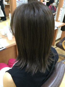 外ハネヌーディーカラー小顔カット美シルエットくびれヘア