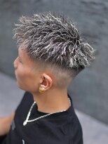 スラッシュ(SLASH)&nbsp;ツイストパーマ/短髪/ホワイトメッシュ/スキンフェード/姫路