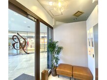 ビマイ(Bimai)の雰囲気（大きな窓に面した明るい店内。待合ソファの座り心地も抜群です♪）
