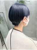 耳掛けショート、マッシュショート、ネイビーカラー、ブリーチ