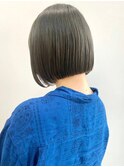 オリーブベージュの切りっぱなしボブ