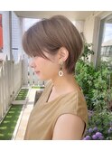 大人かわいい小顔ショート耳かけフォギーベージュ　梅ヶ丘美容院