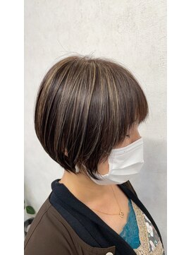 アース 長崎大村店(HAIR&MAKE EARTH) 丸みショート×白髪ぼかしハイライト
