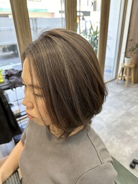 イメチェン/ホワイトブロンド/外ハネボブ/美髪/ワイドバング