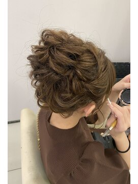 ランズ リアオオサカ(LANDS RiaOSAKA) ミドルアップ【大阪 梅田 ヘアセット】