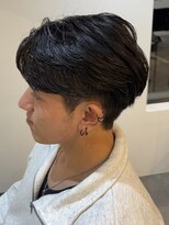 ヒュイル バイ ニアウ(Hwyl by Niau) MEN’S HAIR/フェザーパーマ/刈り上げセンターパート/伊勢崎
