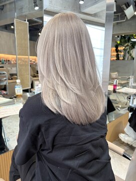 サンク 原宿 表参道(cinq) ホワイトベージュグレージュハイトーンカラーブロンドリタッチ