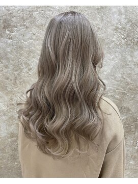 イト(ito.) ホワイトベージュウェーブ_こなれミディ_ホワイトグレージュ