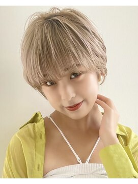 イヴォークトーキョーオーサカ(EVOKE TOKYO osaka) ハイトーン×抜け感ショート