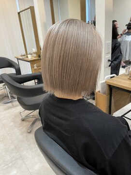 エリス ウメダ(Eliss umeda) ハイトーン×ミルクティーベージュ