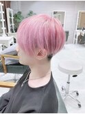 ツーブロックショート　ピンクベージュカラー