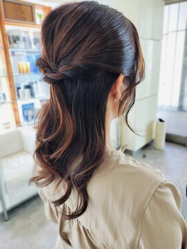 パズル(PUZZLE) ハーフアップ/結婚式/ヘアセット/洋装/コテ巻き