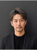 40代ビジネスカジュアル×センターパート×白髪ぼかしハイライト