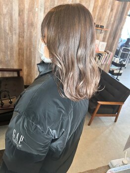 アルム(hair salon Alum)の写真/【圧倒的な透明感カラー】4種の質感から選べるAlumカラー♪光に馴染むツヤやかな発色で自慢のdesignに