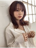 ミディアムヘアに合わせた顔まわりレイヤーカット