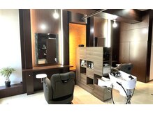 カラー(calla)の雰囲気（店内全体がダークブラウンの木目調。落ち着いた雰囲気です。）