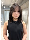 【アッシュベージュのミディアムヘア】