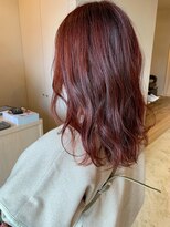 シー 岡崎(,SHE) チェリーレッドカラー×波巻きスタイル