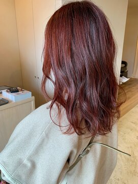 シー 岡崎(,SHE) チェリーレッドカラー×波巻きスタイル