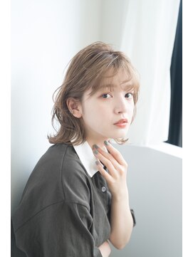 外国人風ミルクティーベージュ/ウルフパーマ/オン眉