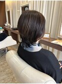 バックの美フォルムが◎ツヤ感カラーで映えるミディアムスタイル