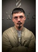 漢のスキンフェードクロップ