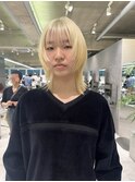 抜きっぱなしブリーチブロンドカラーウルフカット顔まわりカット