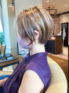 バンプ ギンザ(BUMP GINZA) 30代、40代/丸みくびれショートボブ×白髪ぼかしハイライト/大宮