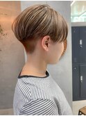 刈り上げショート、ハンサムショート、ブリーチカラー、ベージュ