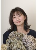 インナーカラーがポイントのミディアムヘア