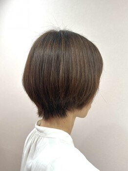 パーマに頼らず、根元ふんわり。再現性と持続力にこだわった大人女性のためのカット技術◎