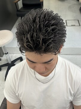 スパイラルパーマ　刈り上げ　フェード　ツイスト　メンズ