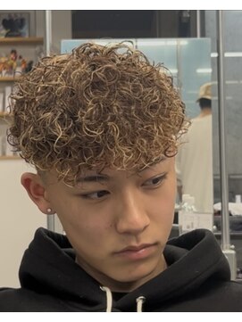 イーラ アメ村店(era) スペインカール　ツイストスパイラル眉カットメンズパーマ