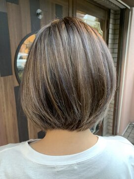 ヘアーデザイン ポポラリタ(Hair Design Popolarita) 大人ハイライトショートボブ