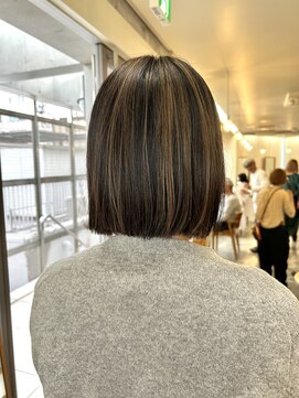 黒髪白髪ぼかしハイライトパッツンミディアムボブ