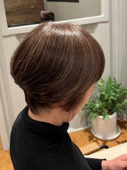 気になる白髪もハイライトをプラスし、しっかりカバー！いつもと違うワンランク上のデザインを叶えます。