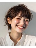 顔周りにラウンドバングを取り入れたウェット質感のショート