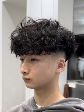フィフス 渋谷(fifth) 渋谷スペインカールメンズカットセンターパートテーパーフェード