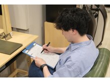 まずは当店オリジナルの【カウンセリングシート】で、お客様のお悩みやご希望をご記入してもらいます