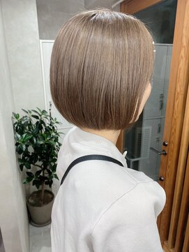 イルウィ(irwi) 【トレンド】ヘーゼルナッツベージュカラー　ボブ