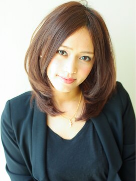 イマ(ima) ひし形シルエットのセンターパートミディアム