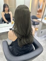 大人前髪アイスグレー韓国小顔レイヤー重めロングオリーブ