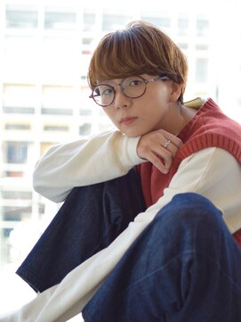 サークル(CIRCLE) マッシュショートカーキグレージュ大人かわいいフェザーバング