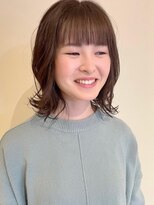 トップヘアー アヴェニュー 刈谷(TOPHAIR Avenue)&nbsp;ダークブラウンでふんわりくびれ外ハネスタイル/ぱっつん前髪