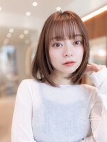 20代30代大人可愛いグレージュカラー斜めバングショートボブ