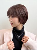 長めバングの丸みショートボブ。