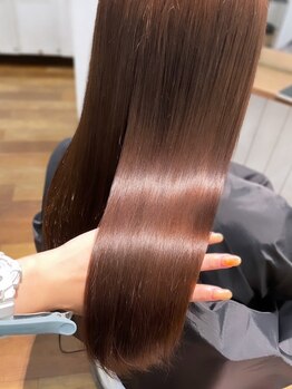 広がり・うねり・ツヤ不足を解消し、ダメージレスで自然な仕上がりに！髪質改善ストレートで理想の艶髪へ*