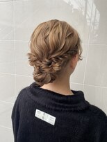 夏も崩れにくいシニョンヘアセット